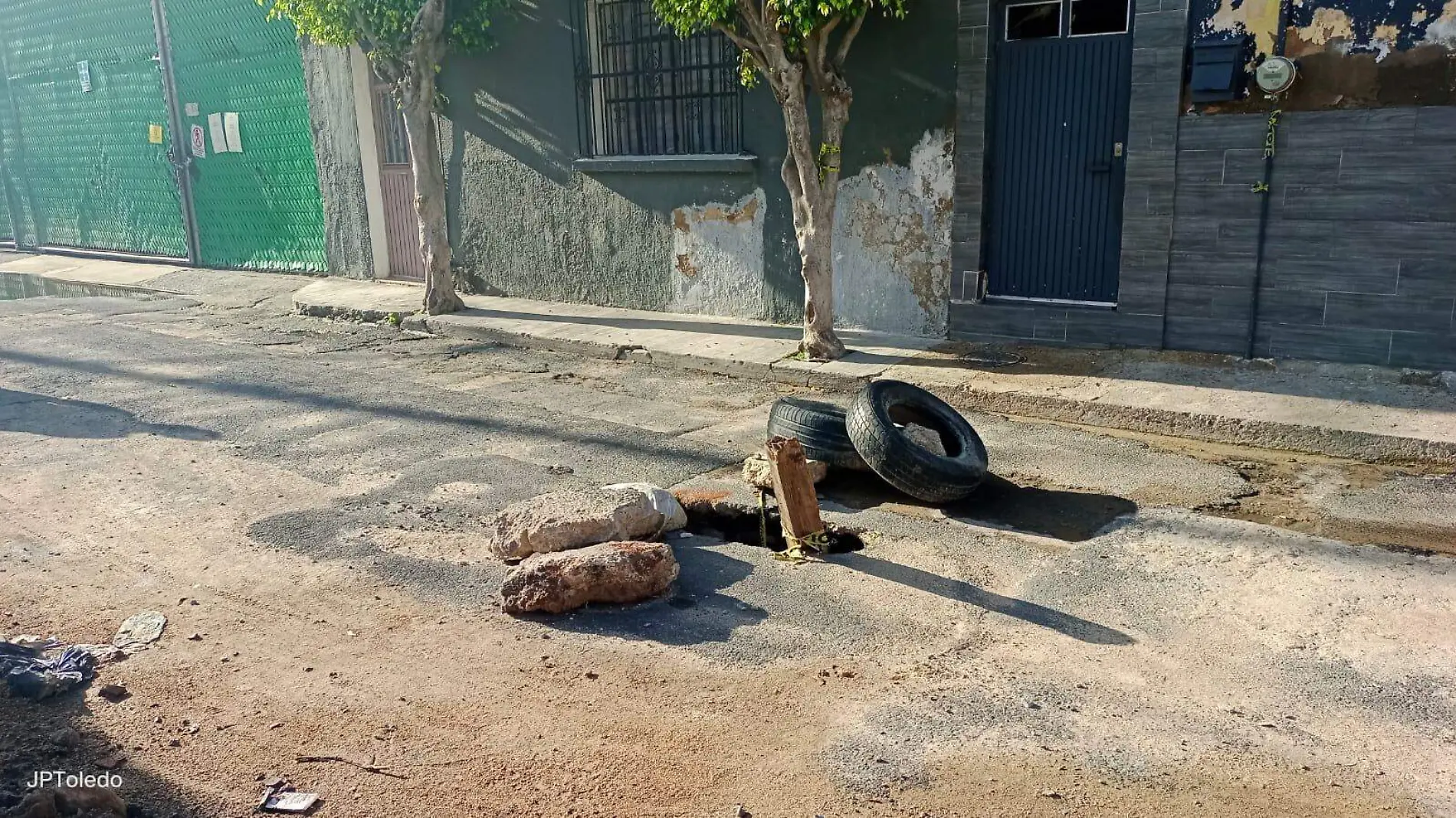 Socavón en la calle Tepic